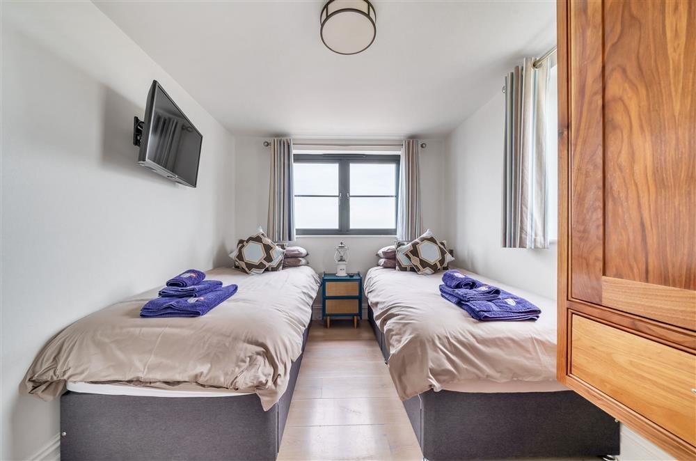 The twin bedroom on the ground floor with 2’6 single zip and link beds, available to convert into a 5’ king-size bed.