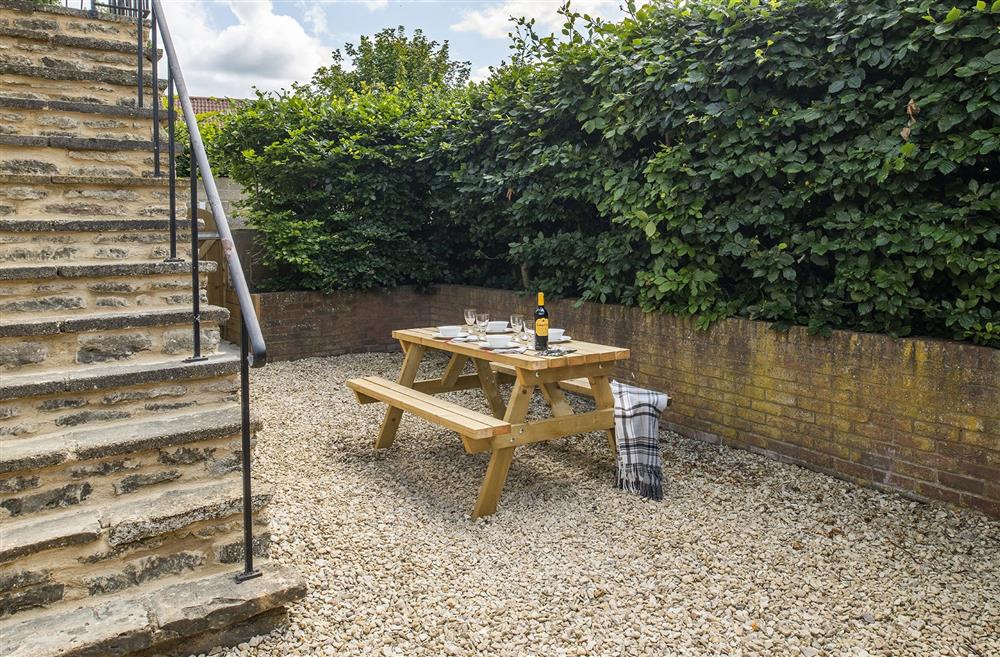 The outdoor courtyard and picnic bench