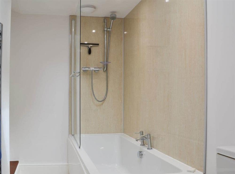 En-suite bathroom with shower over bath at The Mistress House in Hunstanton, Norfolk