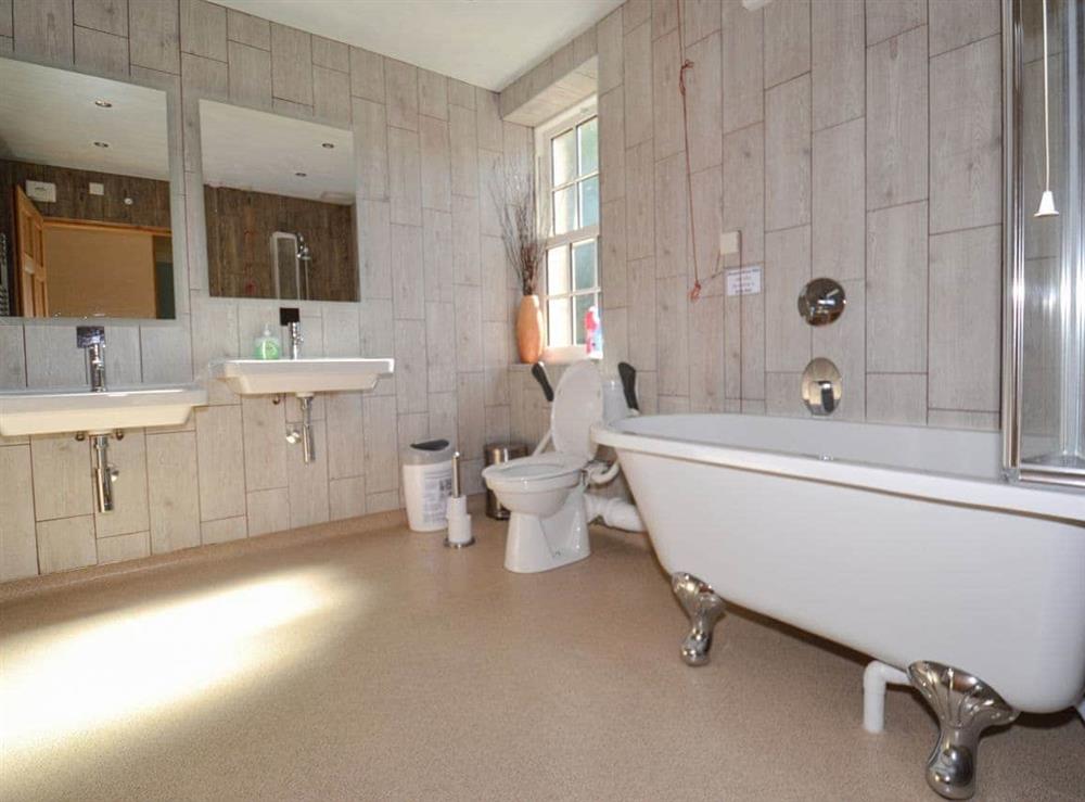 Large well equipped bathroom at The Moat House in Annan, Dumfries & Galloway, Dumfriesshire