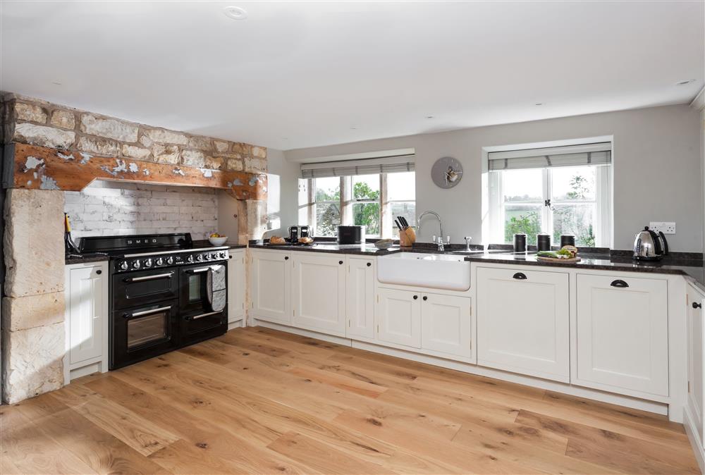 Spacious kitchen with electric range oven at The Nook, Guiting Power