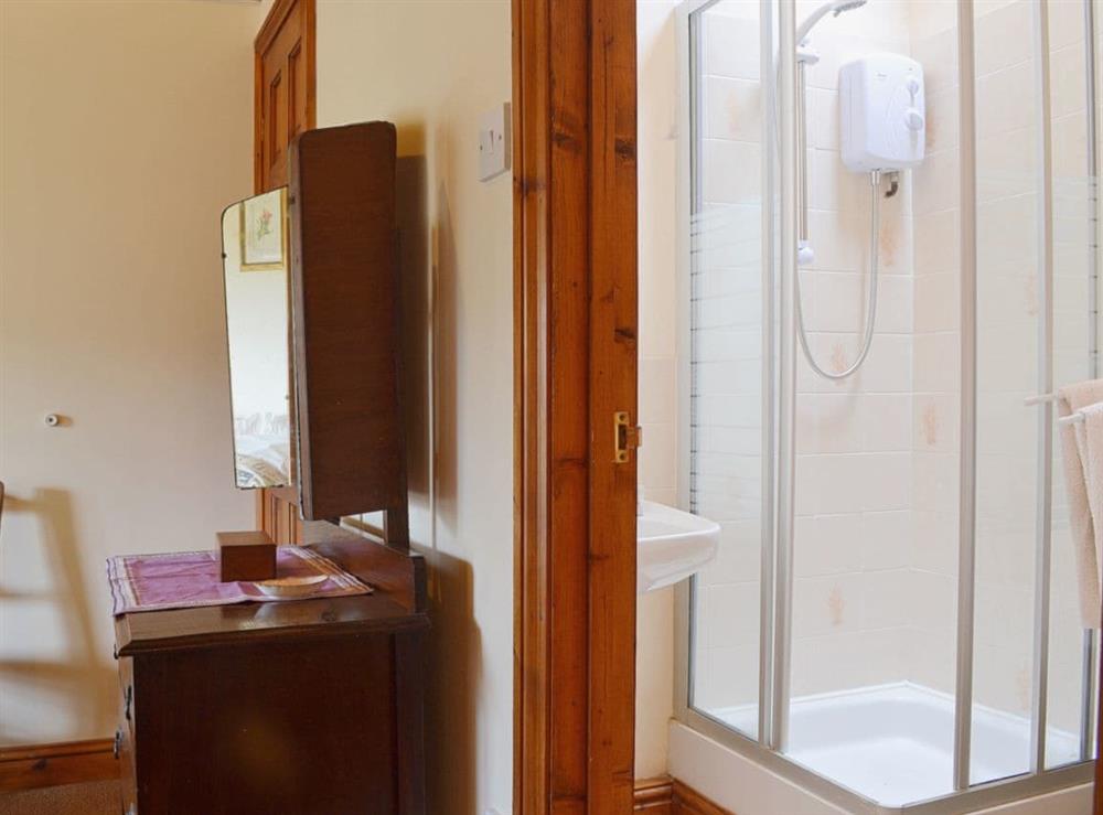 The double bedroom has an en-suite shower room at The Oast House in Whatmore, near Tenbury Wells, Shropshire