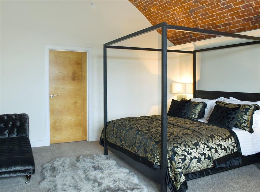 Luxurious four Poster bedroom at The Officers Mess in Freshwater, Isle of Wight