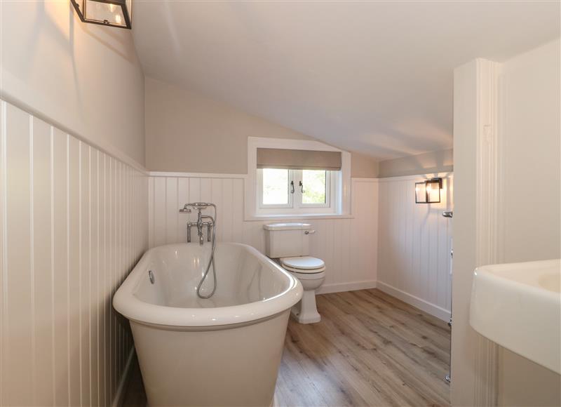 The bathroom at The Old Cottage, Barton On Sea