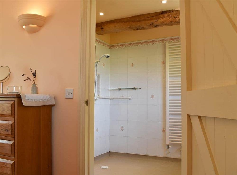 Spacious double bedroom with en-suite at The Old Dairy in Mellis, near Eye, Suffolk