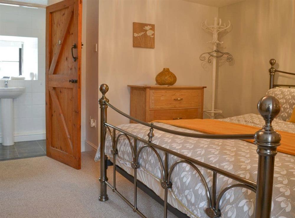 Double bedroom with en-suite at The Old Granary in Launcells, near Bude, Cornwall