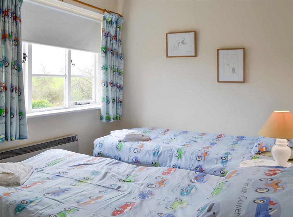 Light and airy twin bedroom at The Old Granary in Newent, Gloucester, Gloucestershire