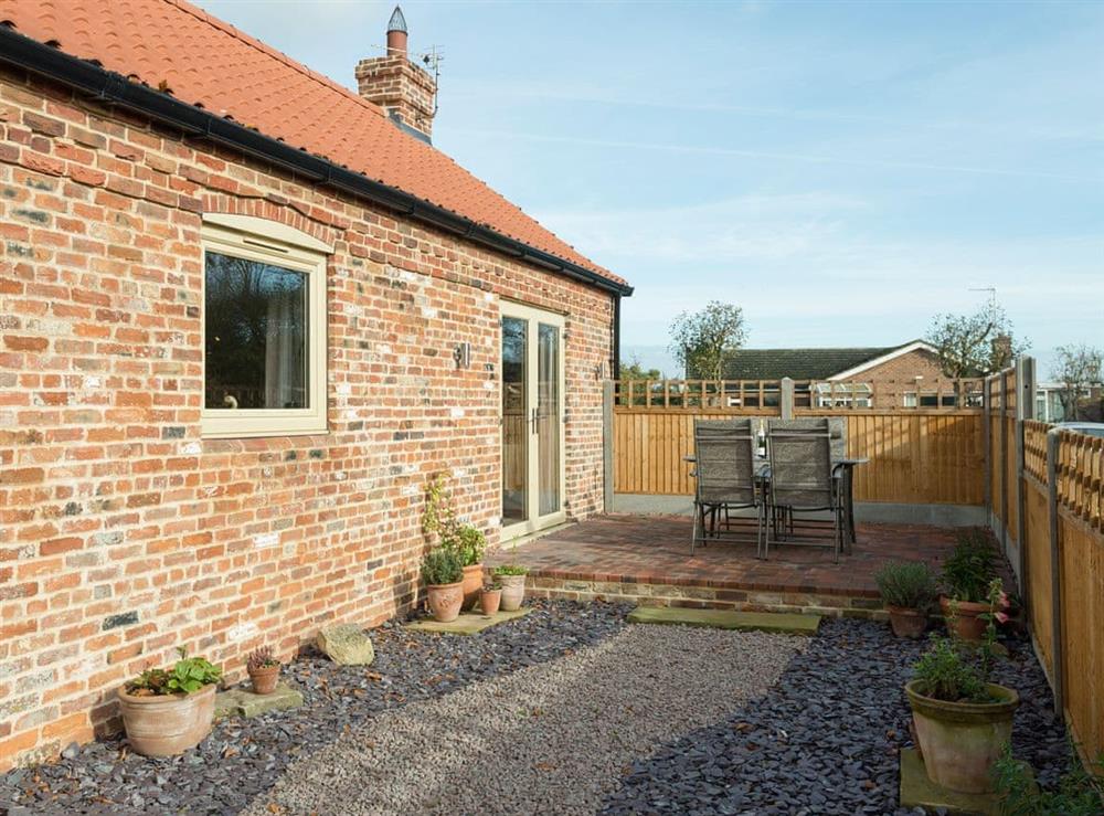 Enclosed rear courtyard with patio area at The Old Granary in Sloothby, near Alford, Lincolnshire