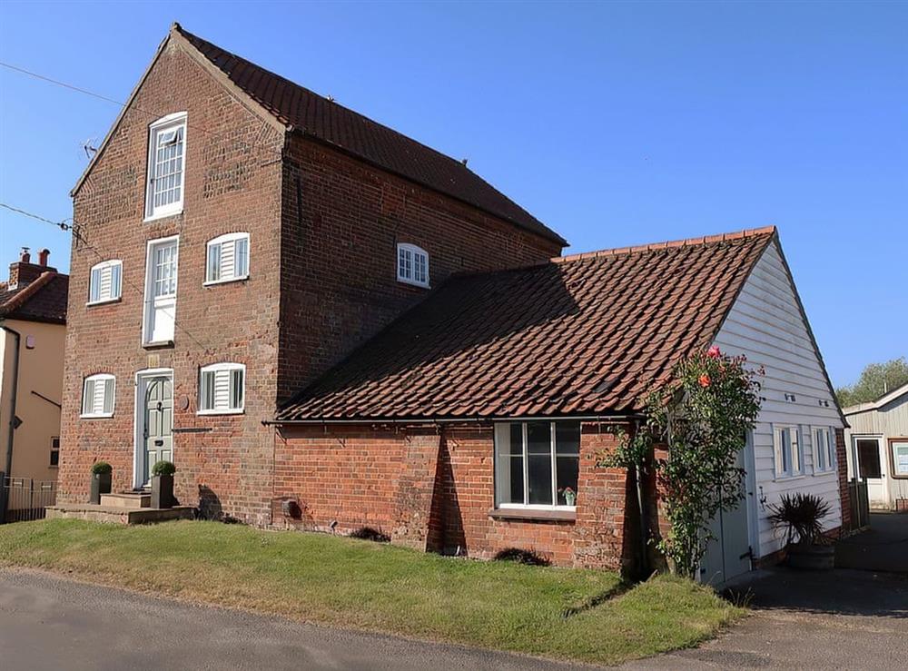 The Old Granary in Stalham Staithe, Norfolk sleeps 7