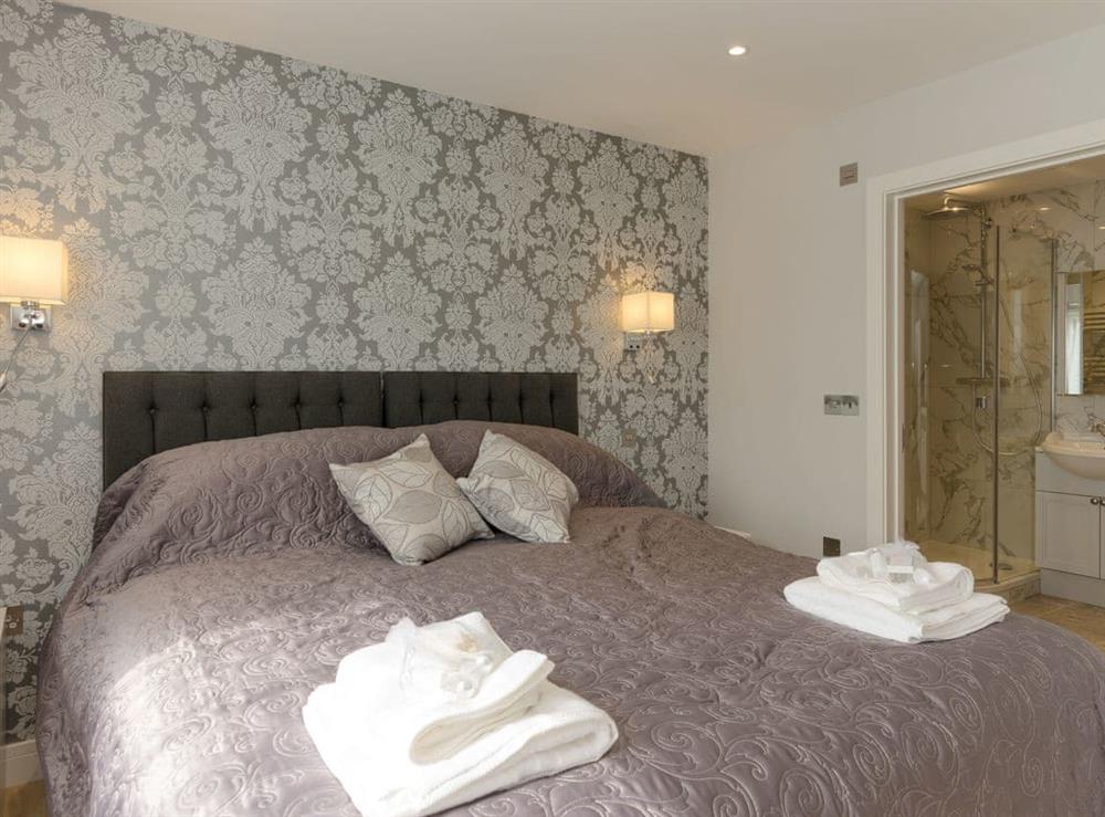 Elegant en-suite double bedroom at The Old Kennels in Tibberton, near Gloucester, Gloucestershire