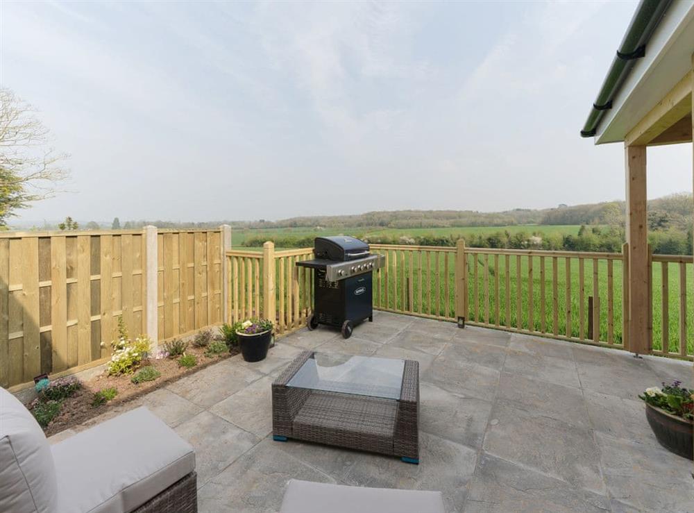 Paved patio area with outdoor furniture at The Old Kennels in Tibberton, near Gloucester, Gloucestershire