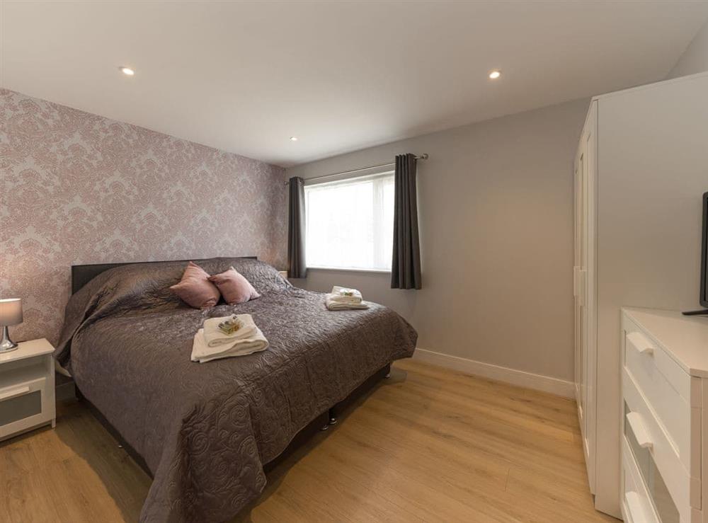 Spacious second double bedroom at The Old Kennels in Tibberton, near Gloucester, Gloucestershire