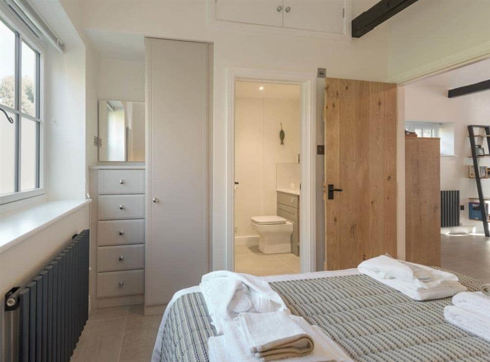 Well presented bedroom with en-suite at The Old Meeting Hall in King’s Somborne, near Winchester, Hampshire