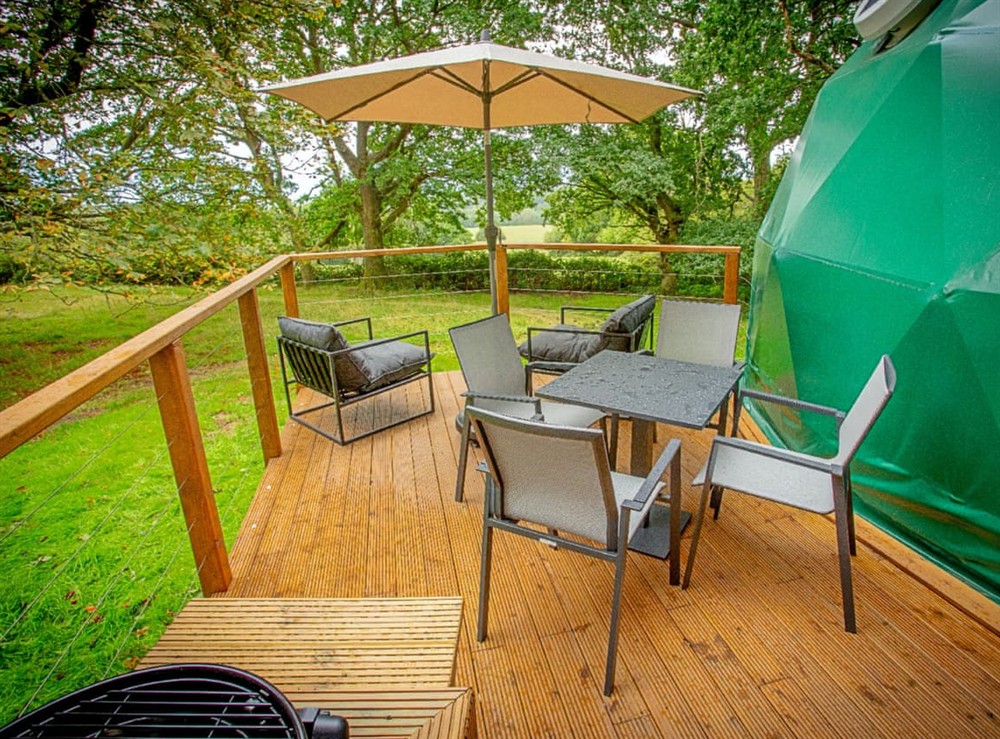 Sitting-out-area at The Old Orchard in Tunbridge Wells, Kent