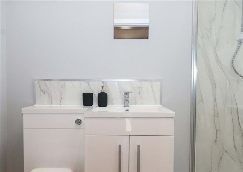 The bathroom at The Old Parlour, Durley