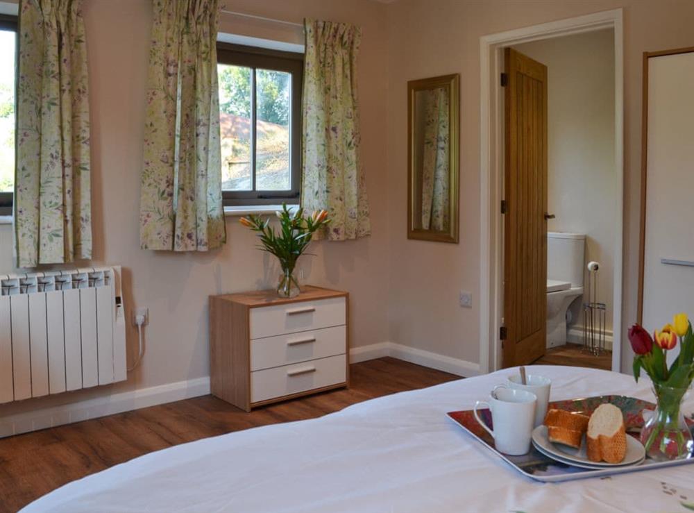 Double bedroom with en-suite at The Old Parlour in Whatlington, near Battle, Sussex, East Sussex