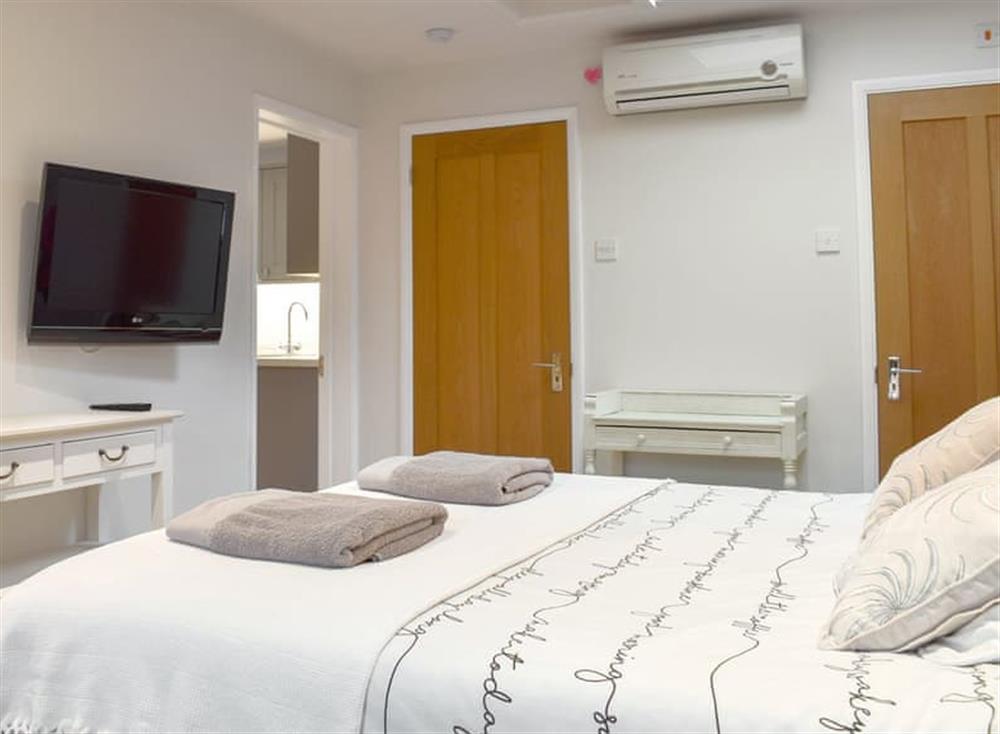 Double bedroom (photo 3) at The Old Post Office Annex in Sandhurst, near Cranbrook, Kent