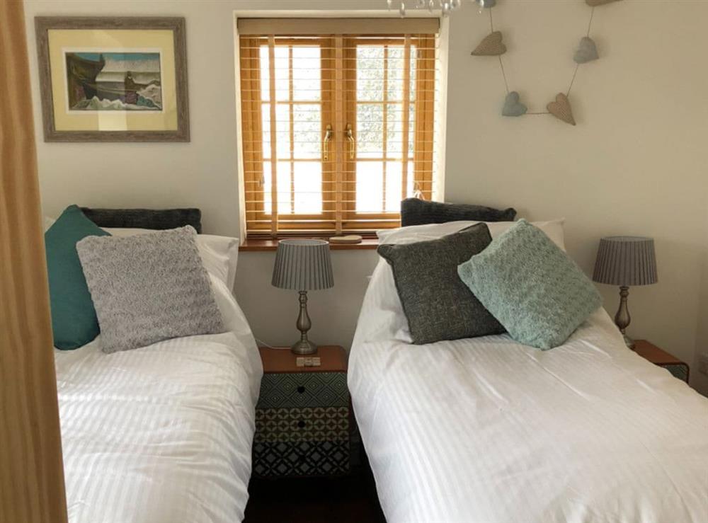 Ground floor king size zip and link set as twin beds at The Old Sawmill @ Sunnyside in Trevelmond, near Liskeard, Cornwall
