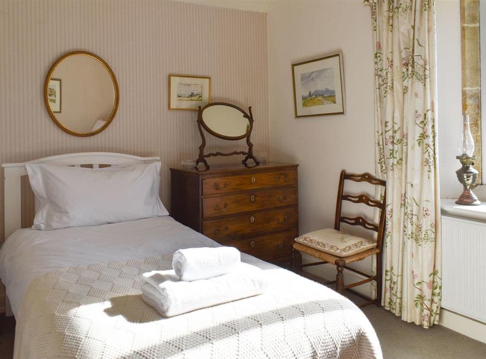 Spacious twin bedroom at The Old School House in Lower Bockhampton, near Dorchester, Dorset