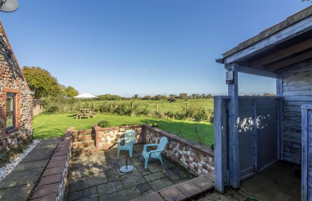 Sunken patio area and secluded garden at The Old Smithy, Holme-next-the-Sea near Hunstanton