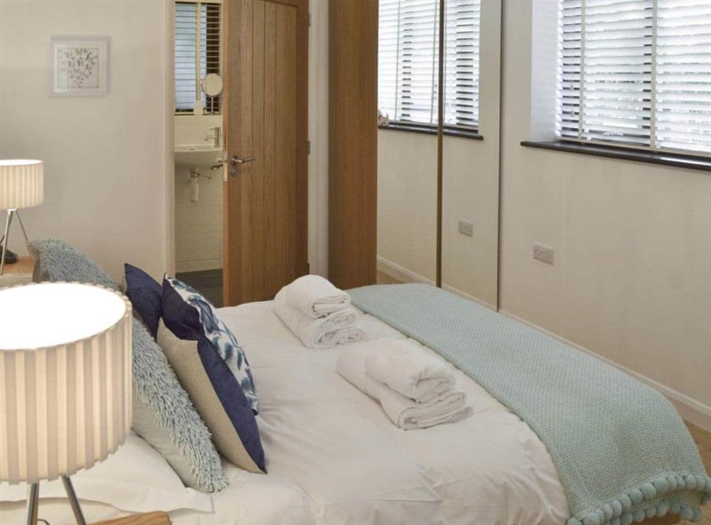 Double bedroom with en-suite at The Old Smithy in Penelewey, near Truro, Cornwall