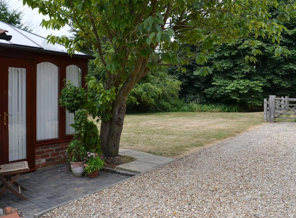 Large garden with gravelled driveway at The Old Stable in Lincoln, Lincolnshire