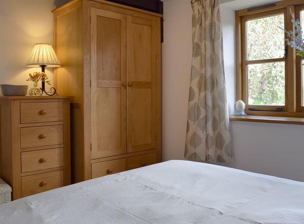 Comfortable double bedroom (photo 2) at The Old Stables in Swerford, near Chipping Norton, Oxfordshire