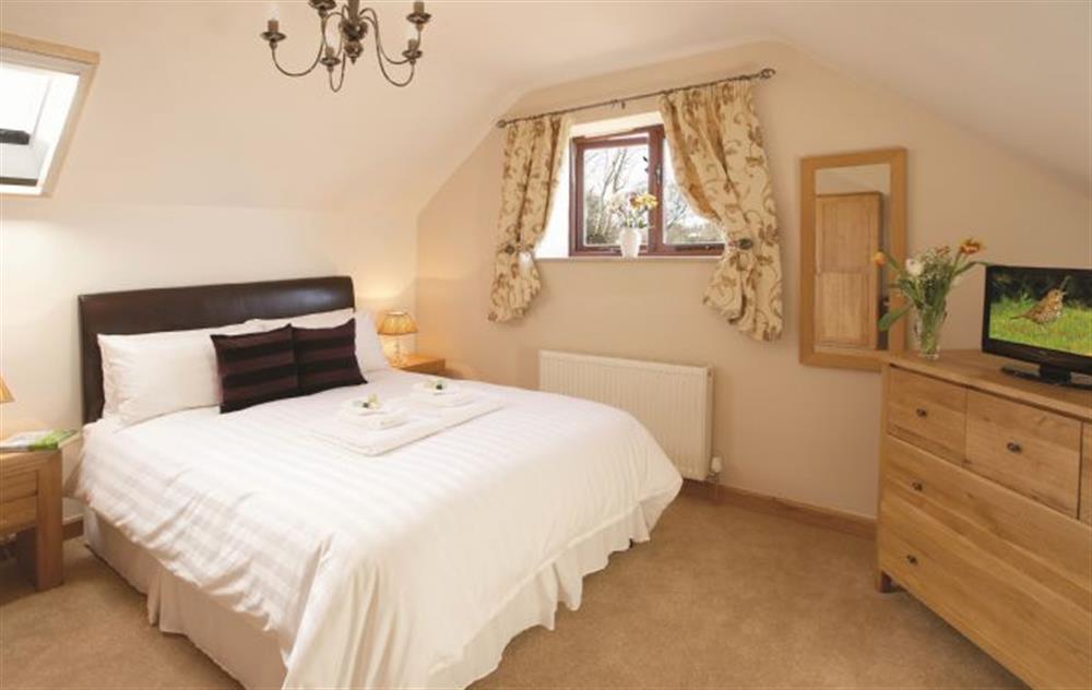 Double bedroom with 5’ bed at The Old Stables (Wiltshire), Gastard