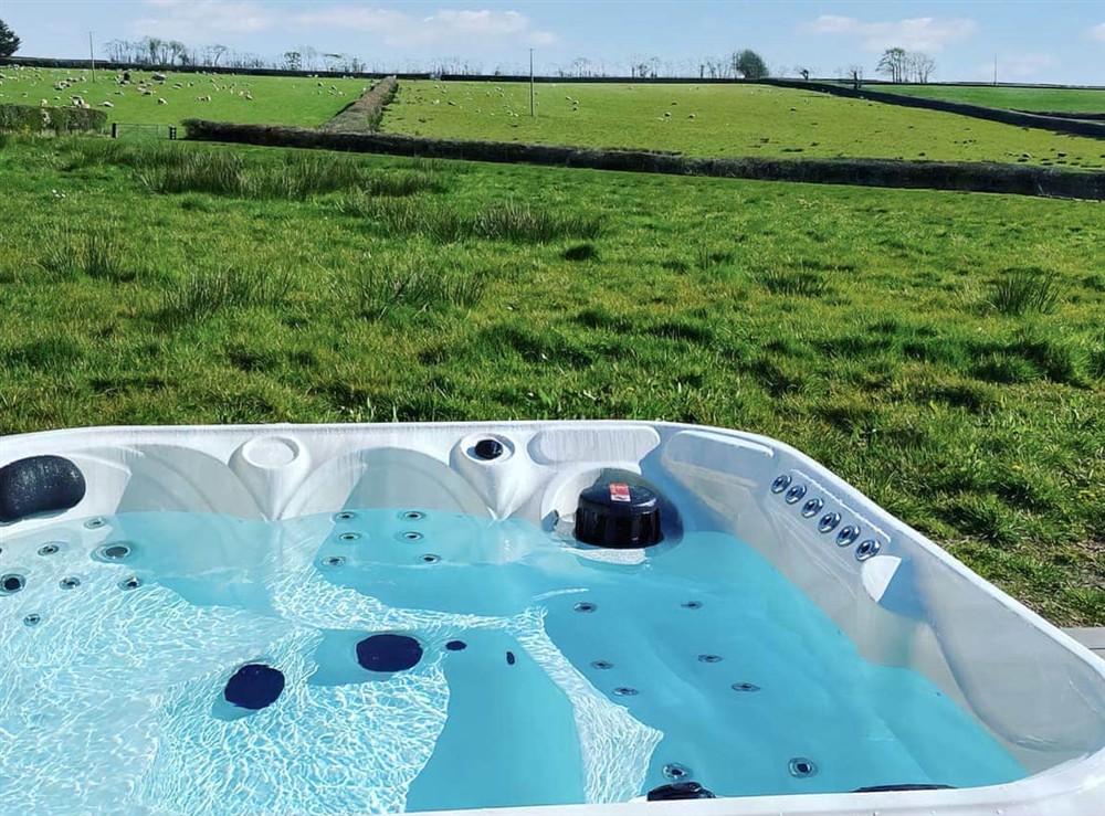 Hot tub at The Old Tractor Shed in Witheridge, Devon
