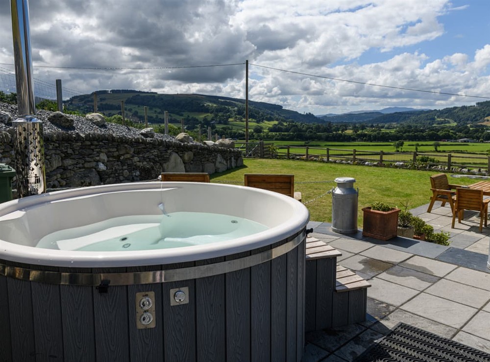 Jacuzzi at The Old Workshop Cottage in Corwen and the Berwyn Mountains, Denbighshire