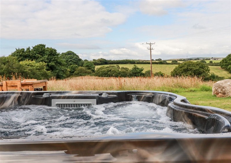 The hot tub at The Olju, Tremenhere Farm near Ponsanooth