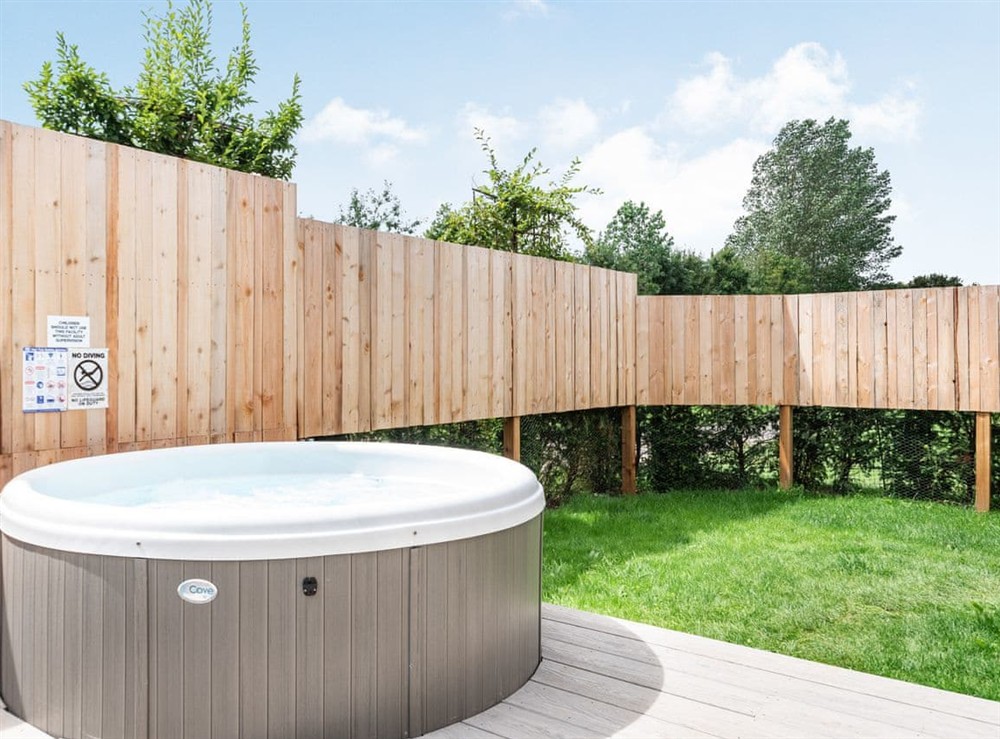 Hot tub at The Osiers- Silhouette’s Stable in Chichester, West Sussex