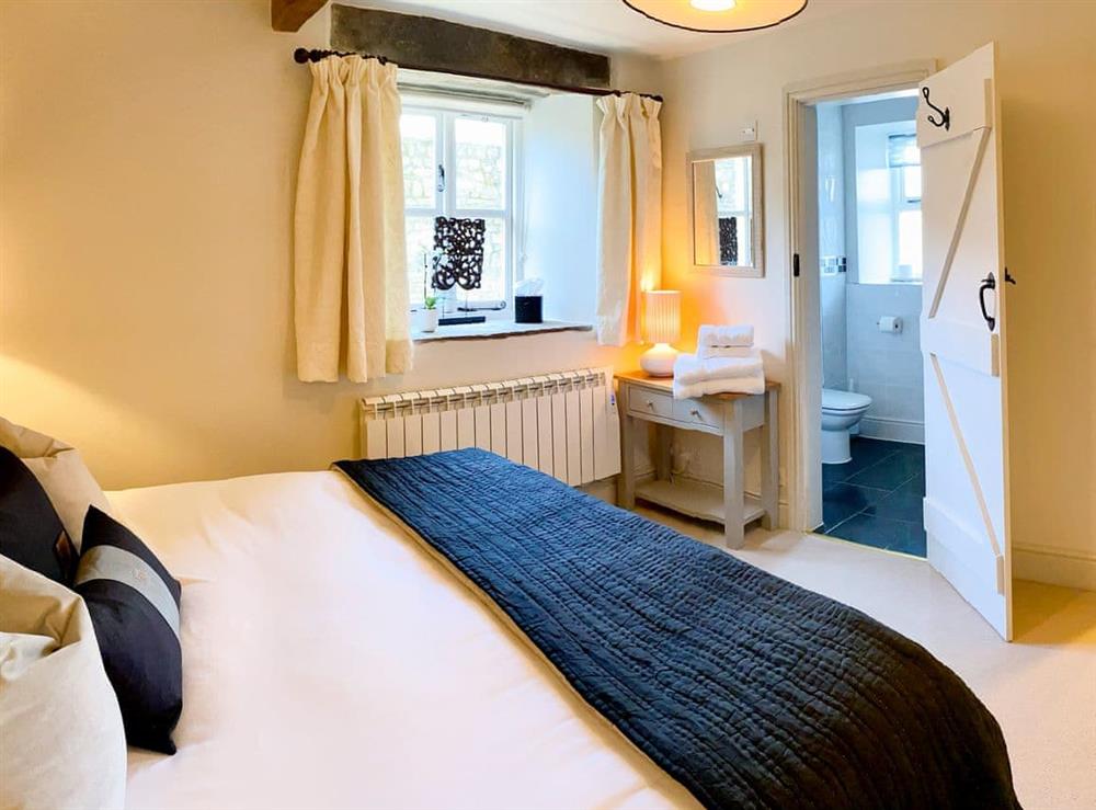Double bedroom with en-suite at The Owlery at Aysgarth in Aysgarth, near Leyburn, North Yorkshire