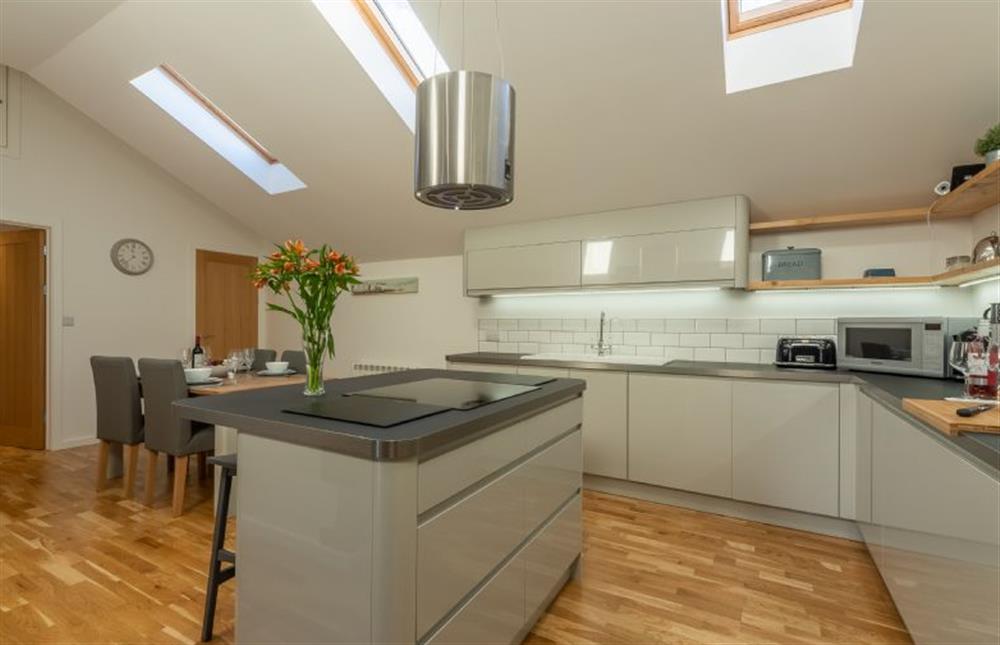 The Parlour, St Agnes. Fully equipped kitchen with high gloss units at The Parlour, St Agnes 