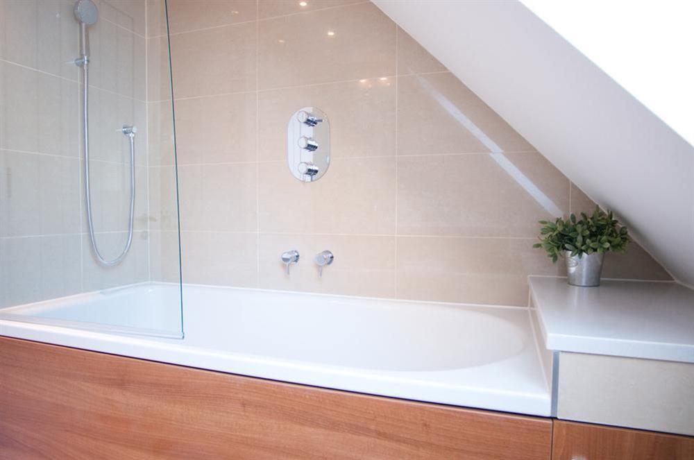 Family bathroom adjacent to twin bedroom at The Penthouse (Woodside) in Bennett Road, Salcombe