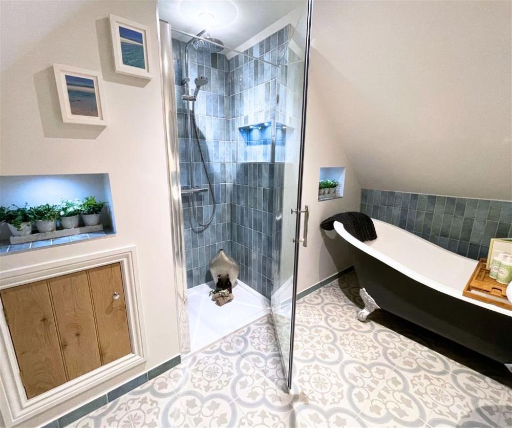 The bathroom with a roll-top bath and separate walk-in shower cubicle  at The Piggery, Walton, Near Stratford-upon-Avon