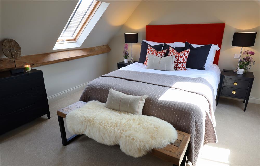The bedroom with a 5’ king-size bed at The Piggery, Walton, Near Stratford-upon-Avon