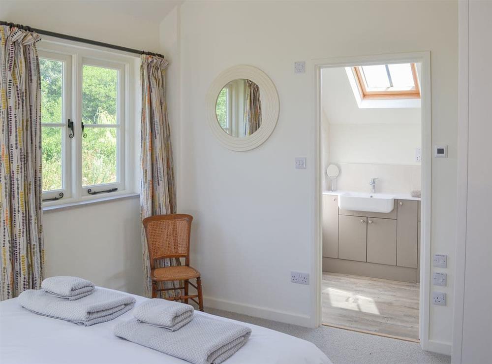 Lovely double bedroom with en-suite at The Piglet in Sidbury, near Sidmouth, Devon