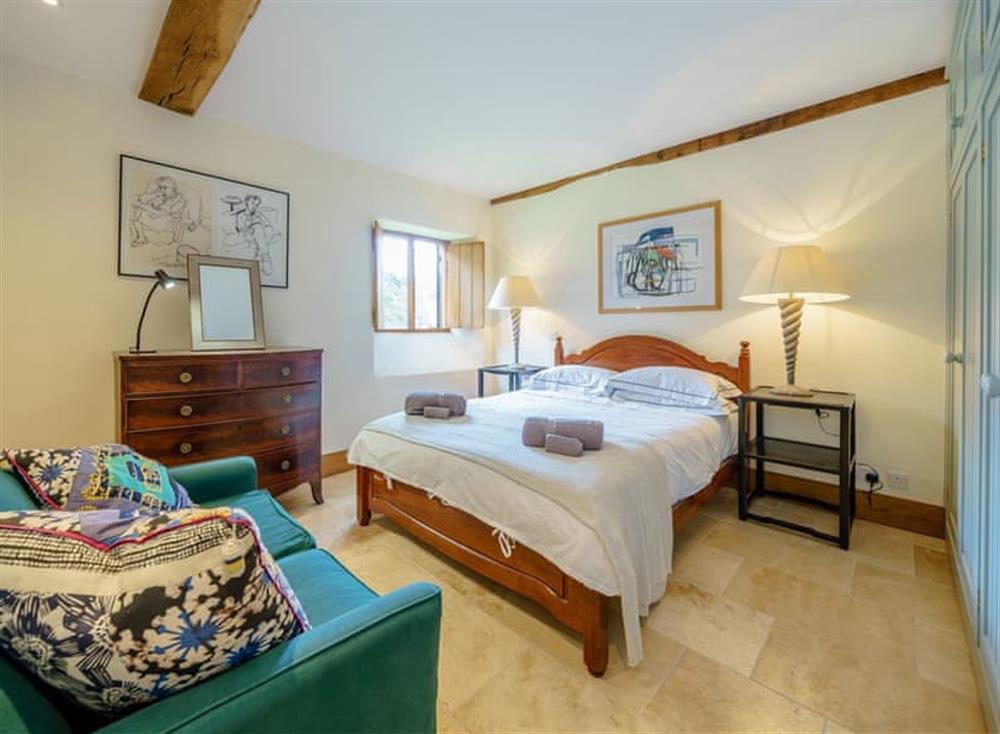 Spacious double bedroom with seating area at The Poultiggery in Ross on Wye, England