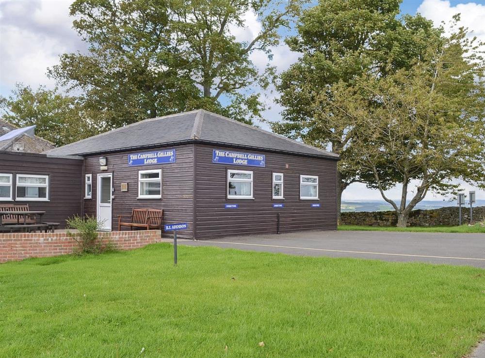 Charming single storey cabin style holiday cottage at The Racecourse Lodge in Hexham, Northumberland