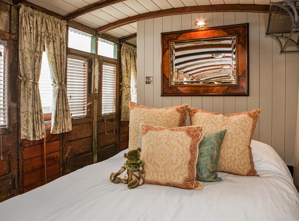 Double bedroom (photo 2) at The Railway Carriage in Helmsley, North Yorkshire