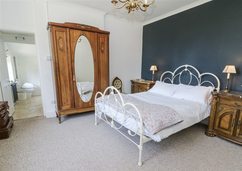 One of the bedrooms (photo 2) at The Retreat at Glanrannell Park House, Llansawel