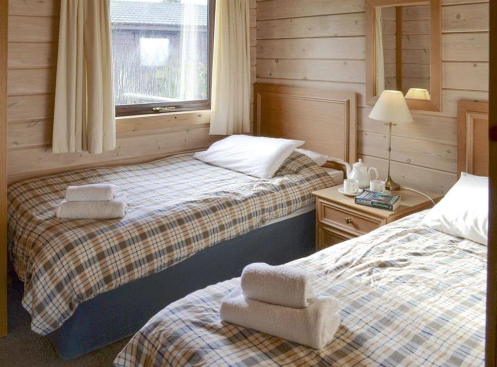 Comfortable twin bedroom at The Retreat in Bideford, near Northam, Devon