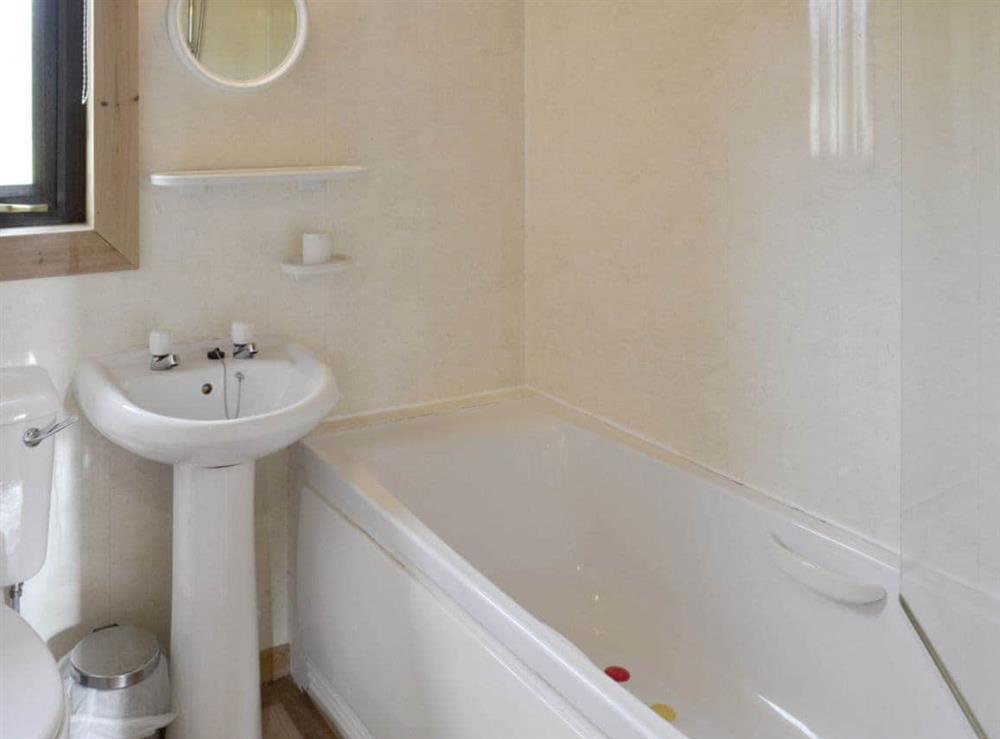 Family bathroom with shower over bath at The Retreat in Bideford, near Northam, Devon