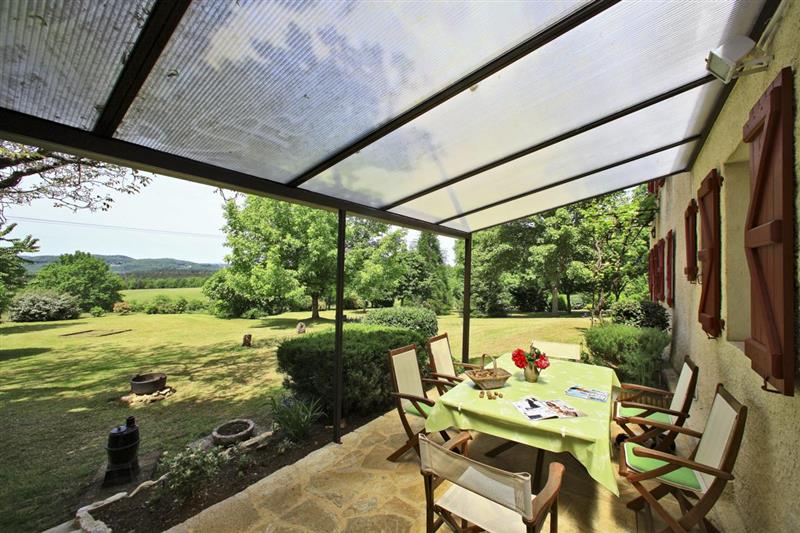 Shaded outiside dining at The Retreat, Sarlat, France