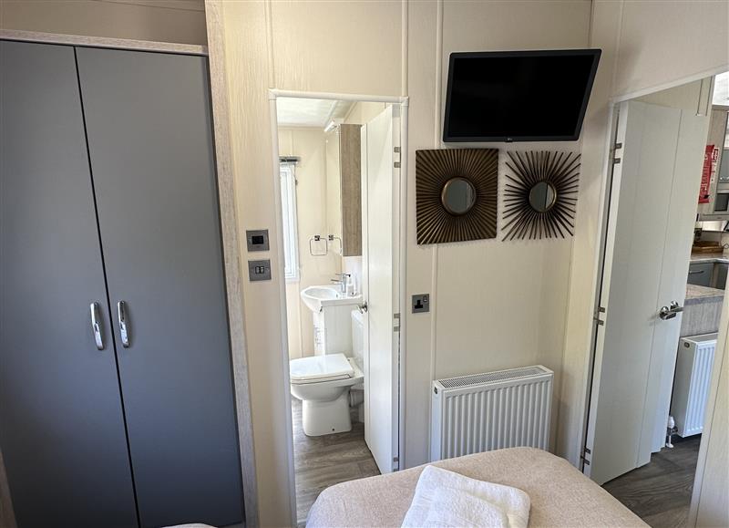 This is the bathroom (photo 2) at The Ridgeway, Woodlands Lodge Retreat near Llanarth