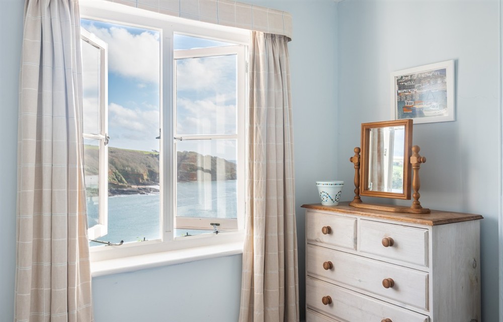 One of the 6 bedrooms (photo 4) at The Ridings in Salcombe