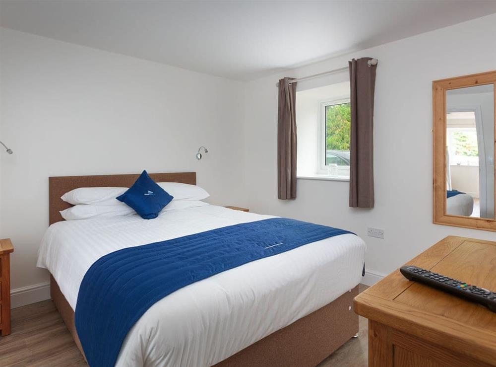 Comfortable ground floor double bedroom with en-suite at Greylag Goose, 