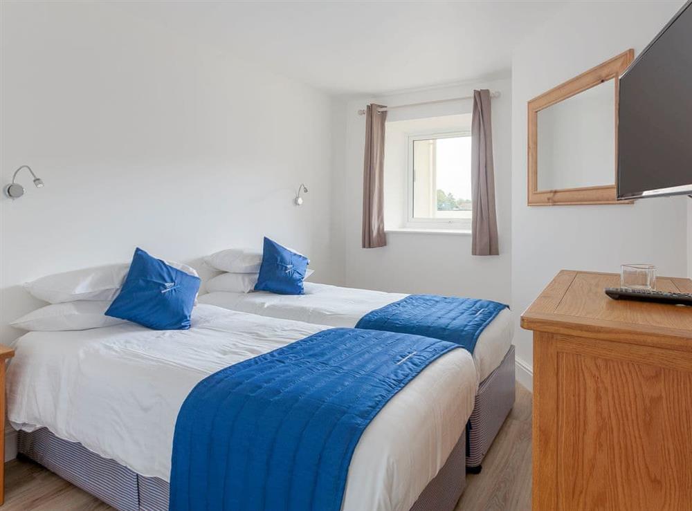 Good-sized twin bedroom with en-suite at Greylag Goose, 