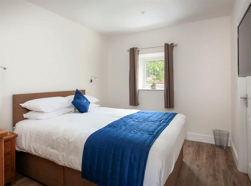 Relaxing first floor double bedroom with en-suite at Greylag Goose, 